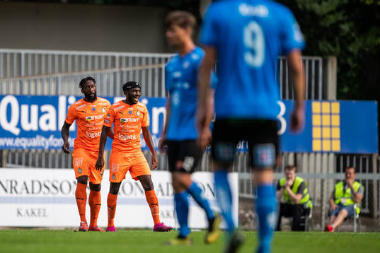 AFC Eskilstunas Chidi Dauda Omeje (h) jublar med Abdel