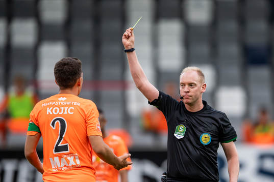 Domare Per Melin visar ett gult kort till AFC Eskilstunas