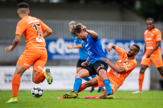 Halmstads Dusan Djuric och AFC Eskilstunas Ferid Ali