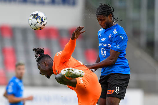 AFC Eskilstunas Samuel Nnamani och Halmstads Joseph Baffo