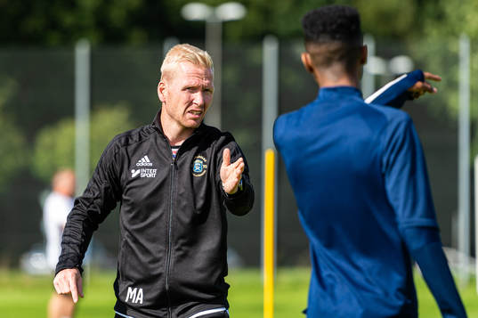 Tränare Mattias Adelstam i samtal med en spelare