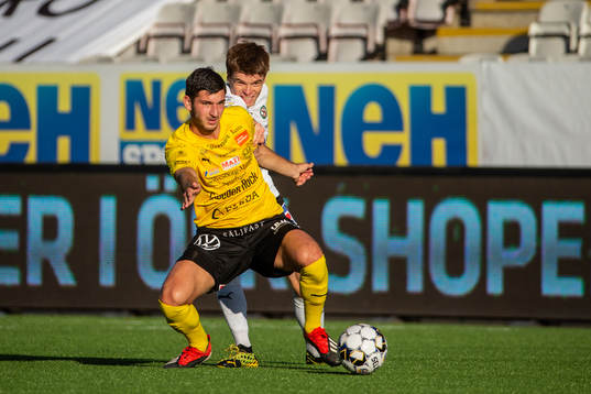 Mjällbys Besard Sabovic och Örebros Albin Granlund