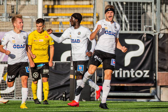 Örebros Erik Björndahl jublar