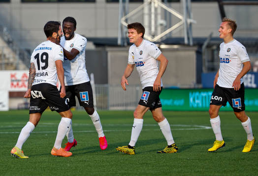 Örebros Nahir Besara gör 2-1 och jublar med Jack Lahne, Albin Granlund och David Seger