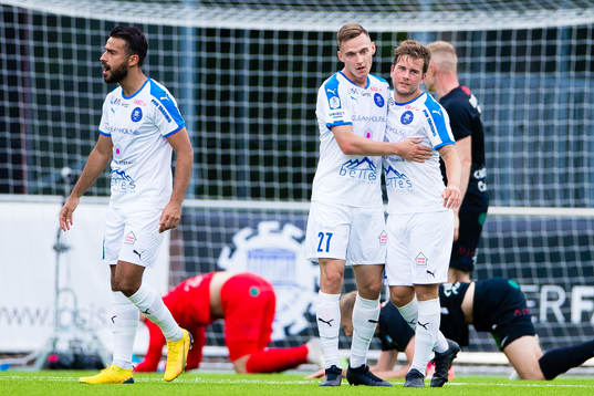 Akropolis Mattias Bouvin jublar med Nicklas Lindqvist efter 1-0