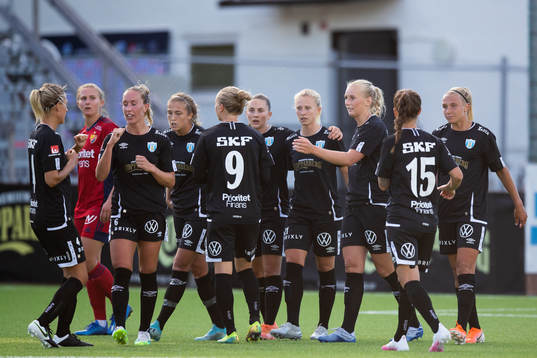 Göteborgs Julia Roddar jublar med lagkamrater efter 2-0