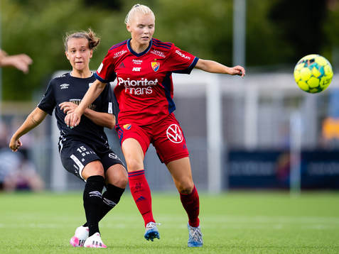 Göteborgs Julia Zigiotti Olme med ett avslut i kamp med Djurgårdens Louise Hvarfner