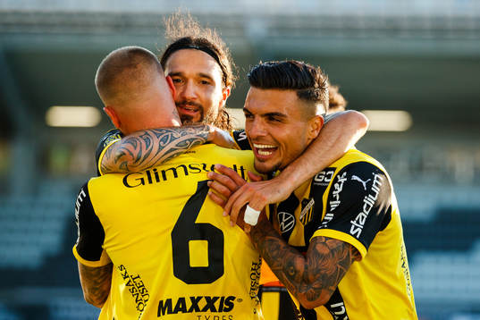 Häckens Leonard Zuta jublar med Alexander Faltsetas och Ahmed Yasin efter 3-0