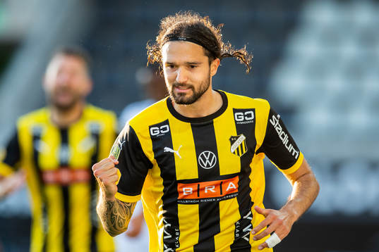 Häckens Leonard Zuta jublar efter 3-0