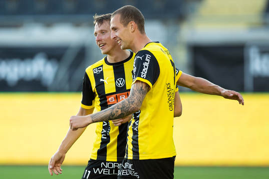 Häckens Gustaf Nilsson jublar ihop med Viktor Lundberg