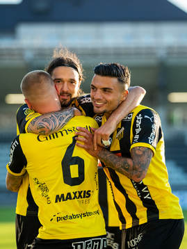 Häckens Leonard Zuta jublar med Alexander Faltsetas och