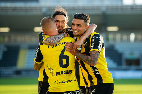 Häckens Leonard Zuta jublar med Alexander Faltsetas och Ahmed Yasin efter sitt 3-0 mål