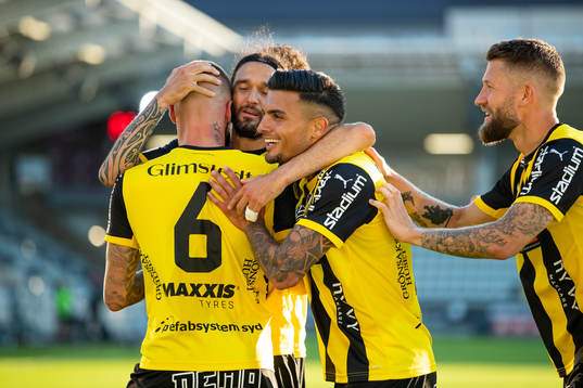 Häckens Leonard Zuta jublar med Alexander Faltsetas, Ahmed Yasin och Joona Toivio efter sitt 3-0 mål