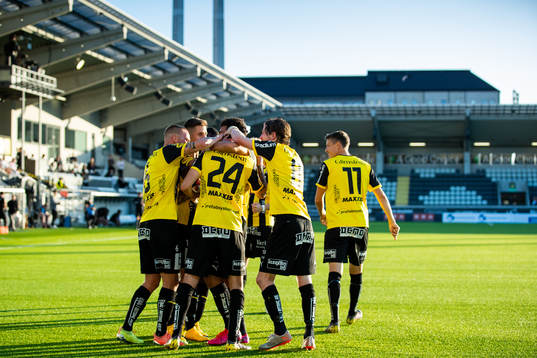 Häckens Leonard Zuta jublar med lagkamrater