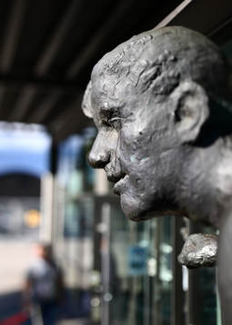 Gunnar Nordahl-statyn utanför Östgötaporten före