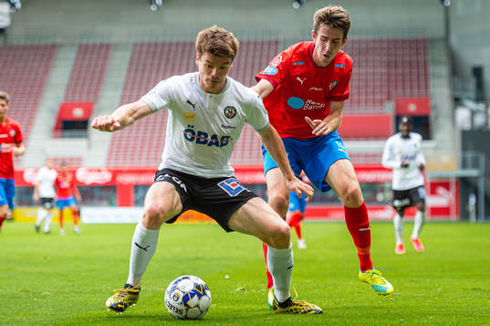 Örebros Albin Granlund mot Helsingborgs Adam Eriksson