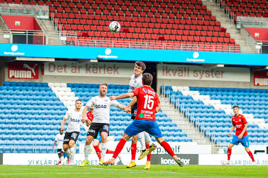 Örebros Albin Granlund nickar bort bollen