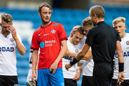 Helsingborgs Rasmus Jönsson i samtal med Domare Glenn