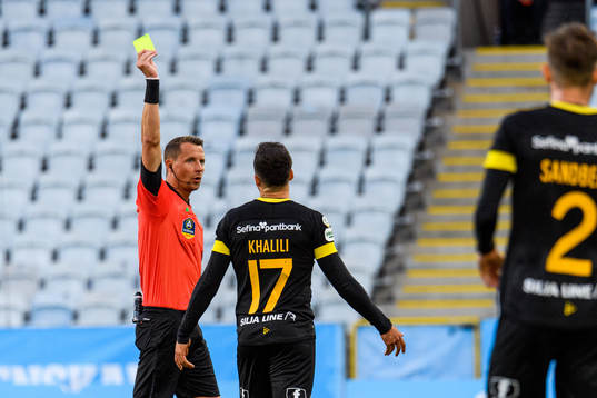 Domare Markus Strömbergsson varnar Hammarbys Abdul Khalili