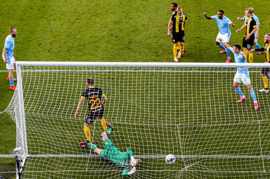 Malmö FFs Jo Inge Berget gör 1-0 bakom Hammarbys målvakt David Ousted samtidigt som Malmö FFs Isaac Kiese Thelin och Marcus Antonsson jublar