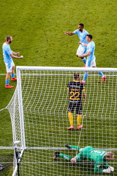 Malmö FFs Jo Inge Berget jublar med Isaac Kiese Thelin och