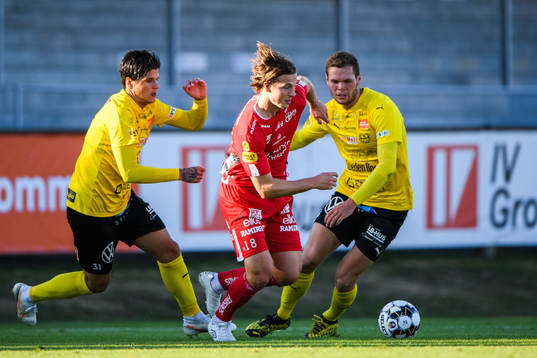 Elfsborgs Simon Olsson i en kamp mot Mjällbys David