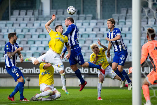 IFK Göteborgs Jakob Johansson i kamp med Falkenbergs Tibor Brink Joza