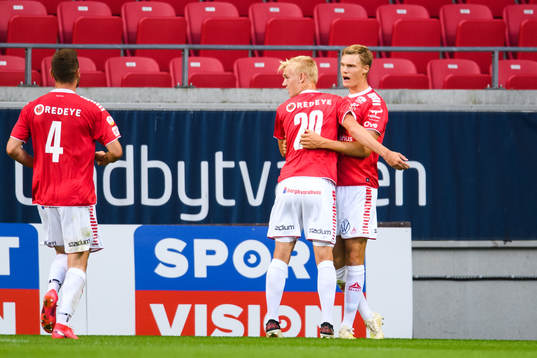 Kalmars spelare jublar efter 1-1 av Svante Ingelsson