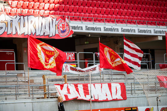 Kalmarflaggor och banderoller på en tom läktare