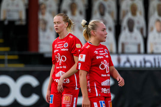 Örebros Ellen Karlsson, Emma Östlund och tränare Martin Skogman fotbollsmatchen i Damallsvenskan mellan FC Rosengård och Örebro den 24 juli 2020 i Malmö.