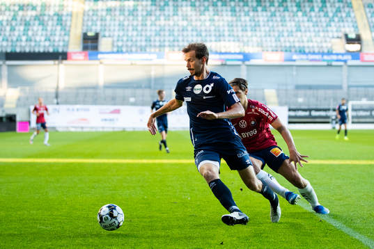 Degerfors Sebastian Ohlsson före Örgrytes Kevin Ackermann