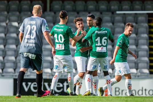 Jönköpings Moustafa Zeidan jublar med lagkamrater efter 1-0