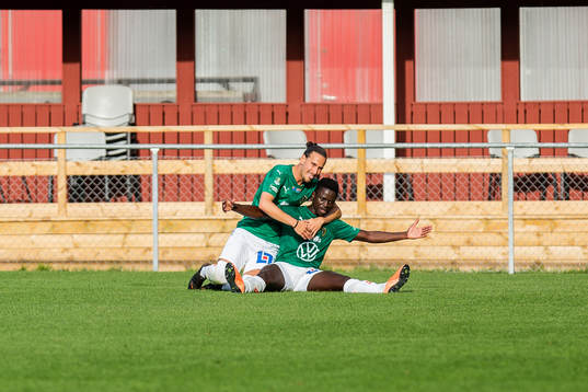 Jönköpings Eric Johana Omondi (h) jublar med Edin Hamidovic efter 2-0