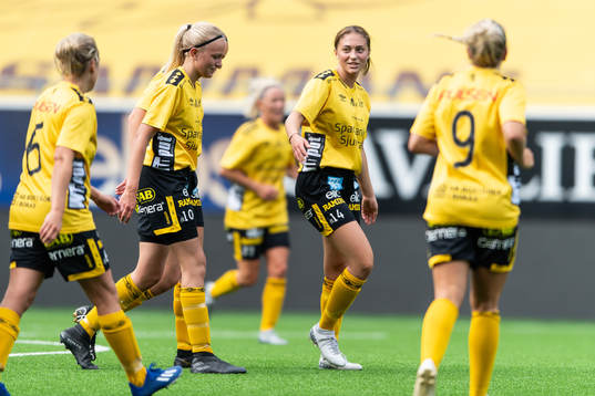 Elfsborgs Evelina Brink (skymd) jublar med Matilda Ståhlbom Karlsson och Donika Shala efter 2-0