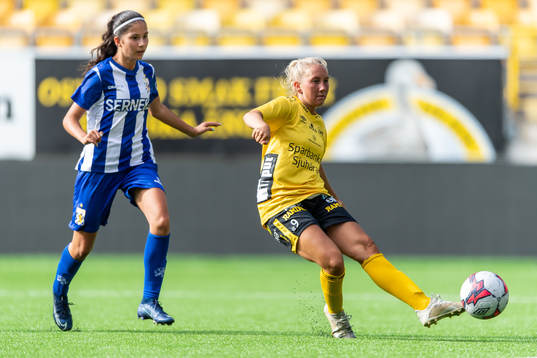 Elfsborgs Cornelia Andersson med IFK Göteborgs Julia