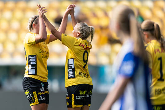 Elfsborgs Cornelia Andersson jublar med Ebba Johansson