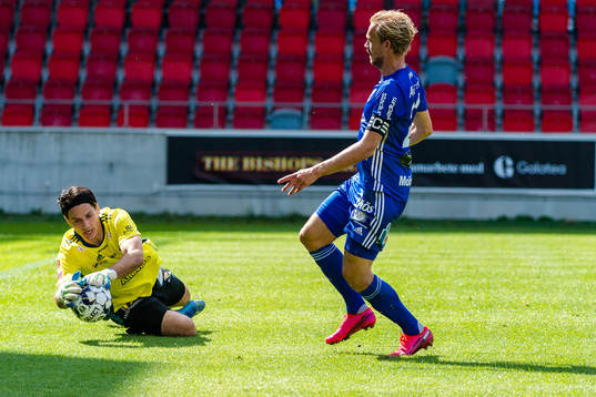 Östers målvakt Damir Mehic räddar en boll när