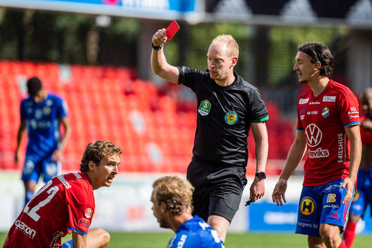 Östers Alexander Henningsson tilldelas ett rött kort av