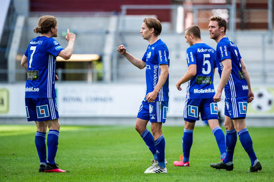Sundsvalls Johan Blomberg jublar med lagkamrater efter 1-1