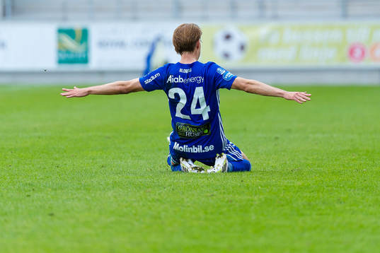 Sundsvalls Johan Blomberg jublar efter sitt 1-1 mål