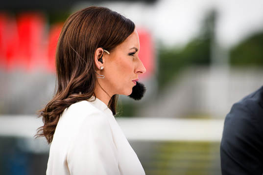 Dplays programledare Camilla Enström före fotbollsmatchen