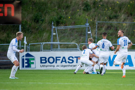 Akropolis Pontus Åbrink jublar med lagkamrater efter 2-3