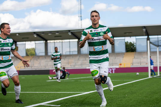 Västerås Filip Tronet jublar efter 1-0