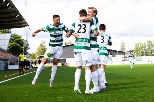 Västerås Filip Tronet jublar med lagkamrater