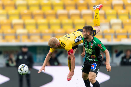 Elfsborgs Sivert Heltne Nilsen i kamp med Varbergs Erion Sadiku