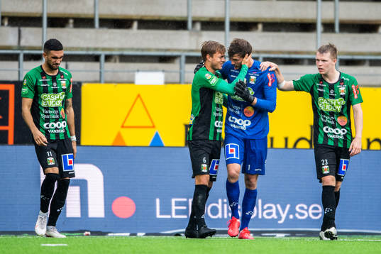 Varbergs målvakt August Strömberg jublar med lagkamrater efter 3-3
