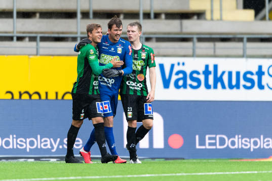 Varbergs målvakt August Strömberg klappas om av Albin Winbo och Anton Liljenbäck efter 3-3 