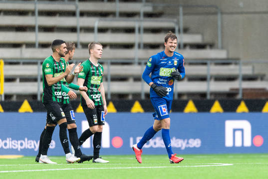 Varbergs målvakt August Strömberg jublar efter att gjort 3-3