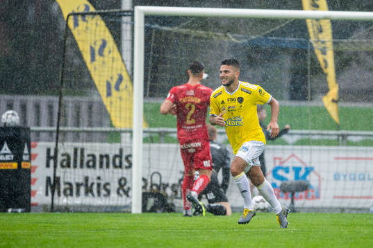 Falkenbergs Edi Sylisufaj jublar efter 2-0