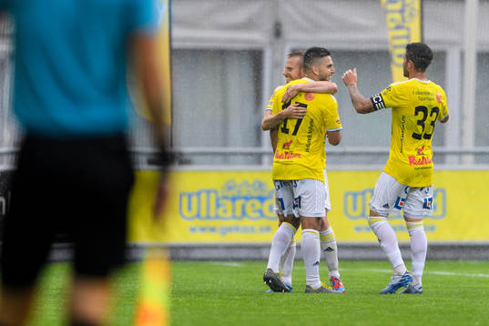 Falkenbergs Edi Sylisufaj jublar med lagkamrater efter 2-0
